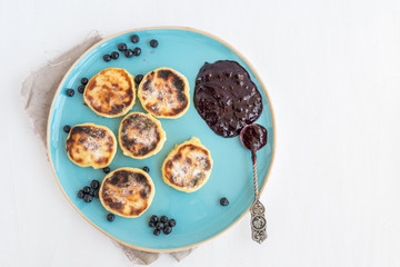 Cottage cheese cakes with fresh blueberry and blackberry jam