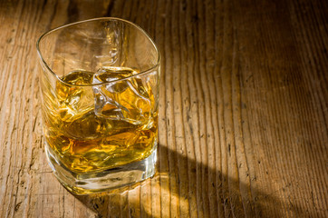 Whisky on the rocks auf Holzuntergrund