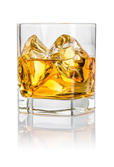 Tumbler mit Whisky on the rocks