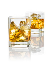 Zwei Tumbler mit Whiskey