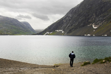 Fototapeta na wymiar Норвегия. Гейрангер. Горное озеро.