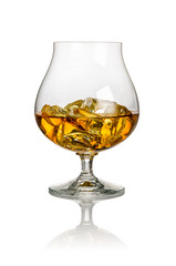 Cognacglas auf weißem Hintergrund