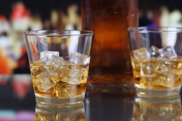 Whisky oder Whiskey im Glas in einer Bar