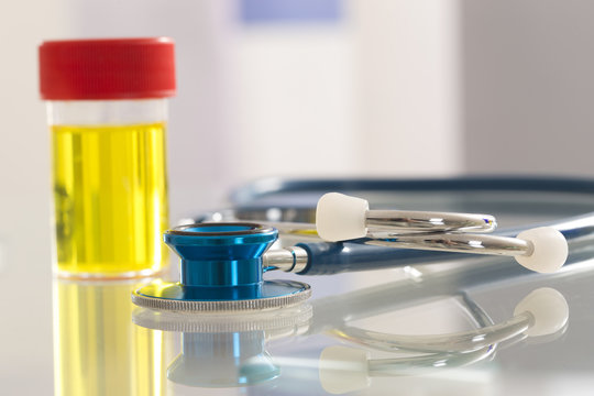 symbole de la medecine- st&eacute;thoscope et test d'urine