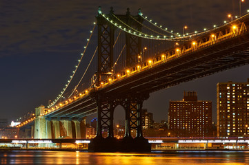 Fototapeta na wymiar Manhattan Bridge and skyline view from Brooklyn at night