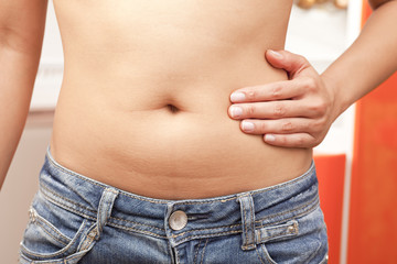 Fototapeta premium Magenschmerzen, Hand auf dem Bauch
