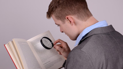 lesen mit einer lupe