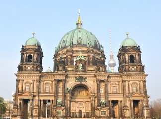 Fototapeta na wymiar Frontal view of Berlin Cathedral (Berliner Dom)