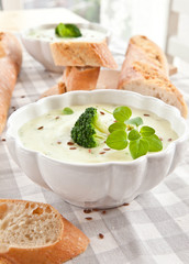 Hausgemachte Broccolicremesuppe