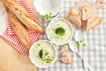 Hausgemachte Broccolicremesuppe