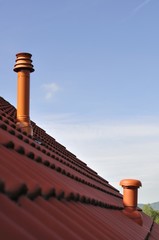Abgasrohr einer Gasheizung und Entlüftungsrohr am Hausdach