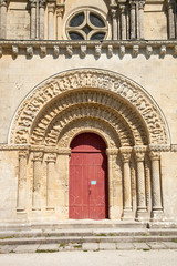 Porche de l'église Saint-Pierre d'Aulnay