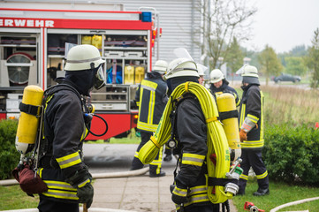 Feuerwehr - Feuerwehrmänner bereiten sich auf Einsatz vor