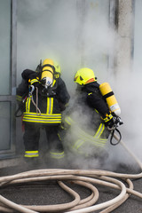Fototapeta premium Feuerwehreinsatz - Brandbekämpfung