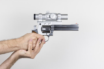 Schütze hält .357 Magnum Revolver