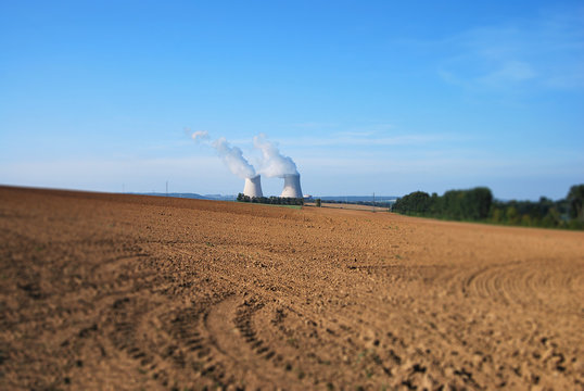 Centrale Nucl&eacute;aire avec effet flou de diaphragme