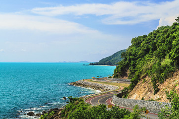 Obraz premium Curve of Mountain Road at sea coastline
