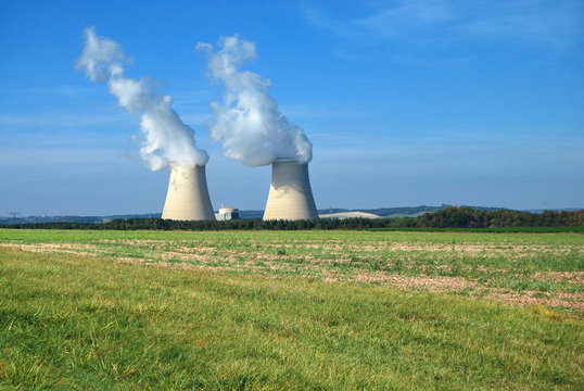 Centrale Nucl&eacute;aire avec deux tours de refroiddisement