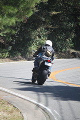 Obraz premium 山道とバイク