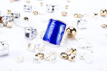 Blauer Ring mit Perlen