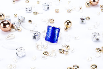Blauer Ring mit Perlen