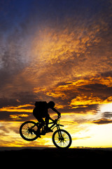 Fototapeta na wymiar el ciclista y las nubes