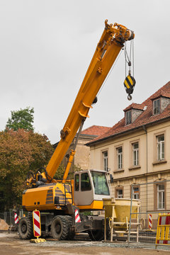 Ein kleiner fahrbarer Schwerlastkran