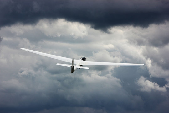 Segelflugzeug vor einem Gewitter