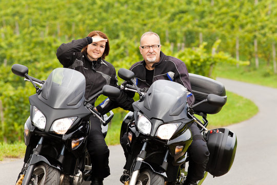 Zweiradfahrer mit Blick in die Kamera auf ihren Motorr&auml;dern