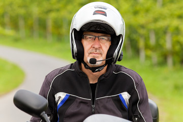 Motorradfahrer mit Freisprechanlage