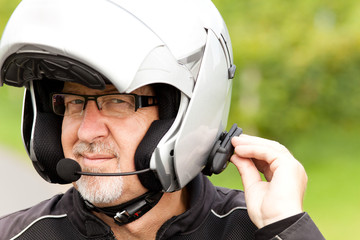 Motorradfahrer mit Freisprechanlage