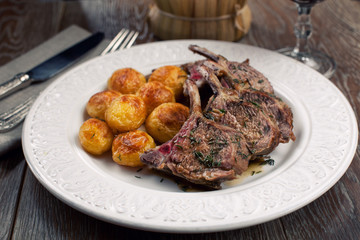 Grilled lamb chops with potatoes