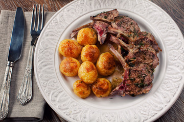 Grilled lamb chops with potatoes