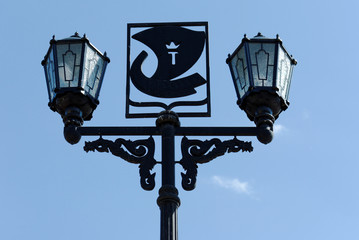 Fototapeta na wymiar Верхняя часть уличного фонаря в центре города Павлово