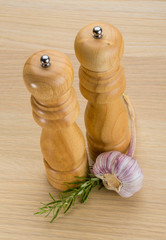 Pepper mill with garlic