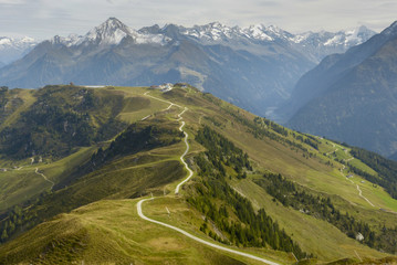 Straße am Berggrat