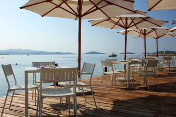 Terrasse d'un bar en bord de mer 