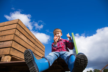 Kind sitzt auf einem Traktor © ajlatan