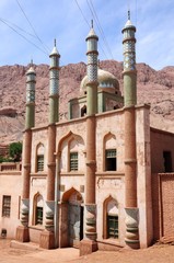 Moschee vor den flammenden Bergen bei Turfan, China