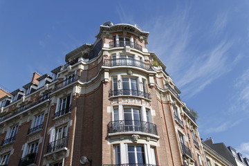 Fototapeta premium Immeuble en briques à Paris