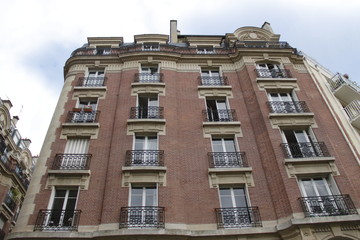 Fototapeta na wymiar Immeuble en briques à Paris