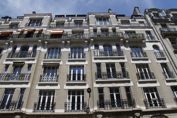 Fototapeta na wymiar Façade d'immeuble ancien à Paris 