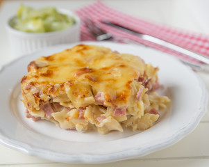 Überbackene Schinkelfleckerl mit Salat