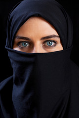 Naklejka premium Vertical view of woman in the veil
