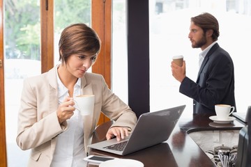 Obraz premium Pretty businesswoman working on her break