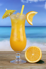 Orangensaft Früchte Cocktail am Strand