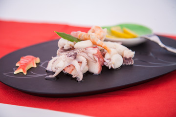 Insalata di mare su piatto giapponese