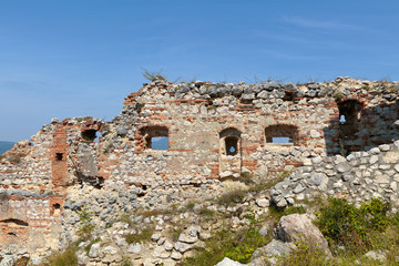Fototapeta na wymiar Detail of destroyed ruined walls of medieval Rasnov citadel in R