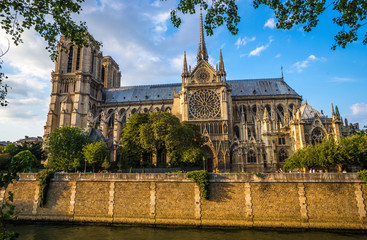 Obraz premium Gorgeous sunset over Notre Dame cathedral