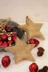 weihnachtliche Dekoration mit Holzsternen